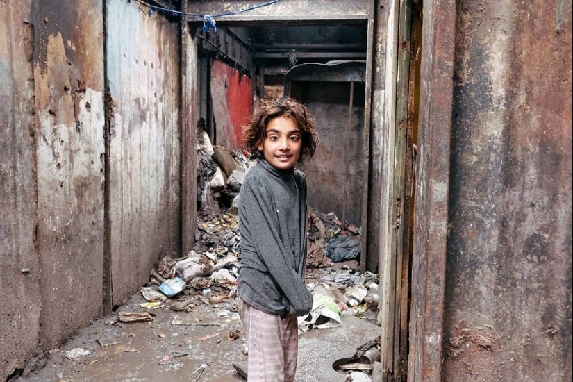“The Roma Princesses”: This Photographer Documented The Tale Of Hope And Struggle In A Roma Ghetto