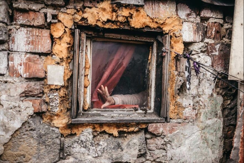 “The Roma Princesses”: This Photographer Documented The Tale Of Hope And Struggle In A Roma Ghetto
