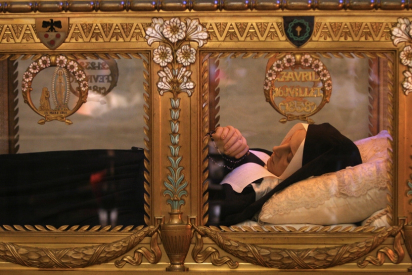 The secret of the "Miracle in Missouri" or Why the body of a nun does not decompose years after death