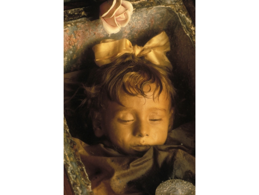 The secret of the "Miracle in Missouri" or Why the body of a nun does not decompose years after death