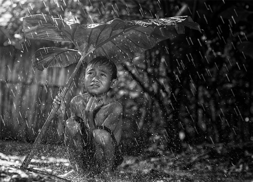 The simple life of an Indonesian village photographed by Herman Damar