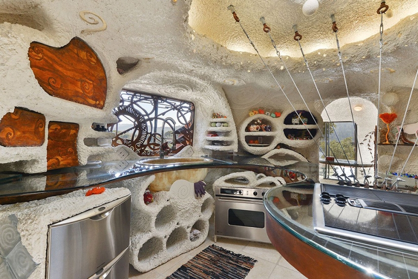 The Strange Flintstones House in California that No One Wants to Buy The Strange Flintstones House in California that No One Wants to Buy