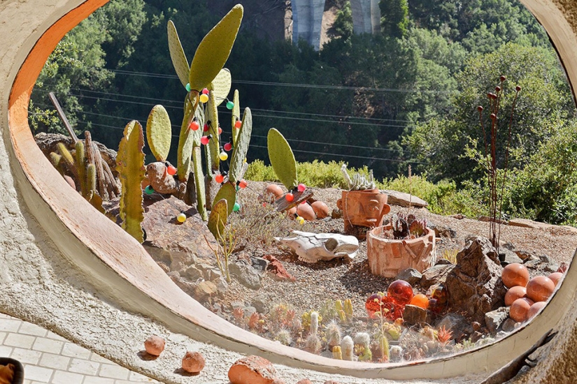 The Strange Flintstones House in California that No One Wants to Buy The Strange Flintstones House in California that No One Wants to Buy