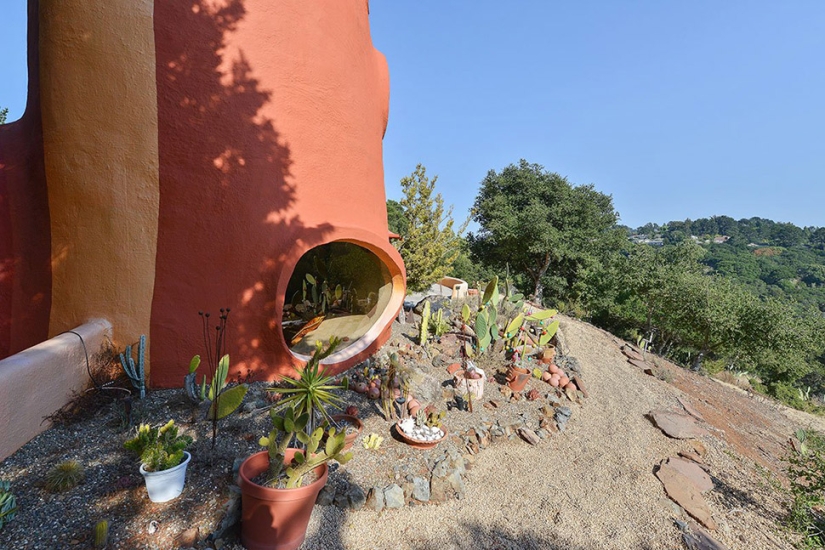 The Strange Flintstones House in California that No One Wants to Buy The Strange Flintstones House in California that No One Wants to Buy