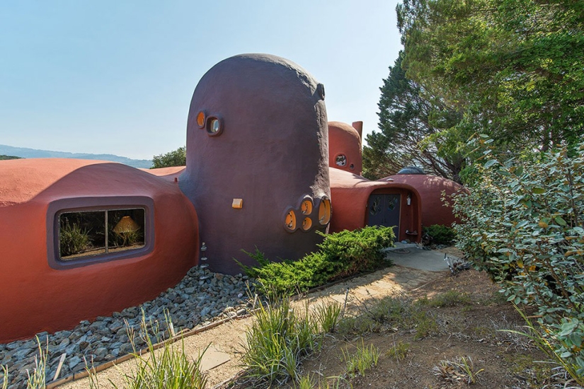 The Strange Flintstones House in California that No One Wants to Buy The Strange Flintstones House in California that No One Wants to Buy