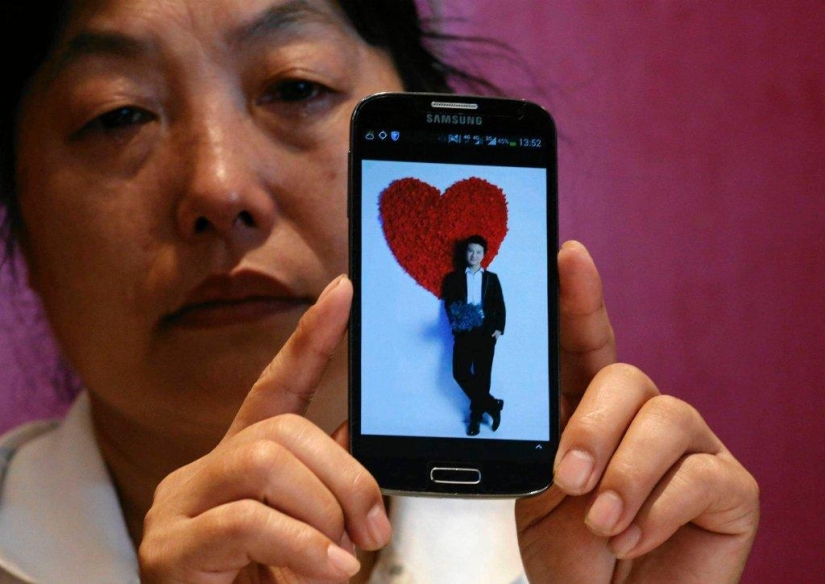 The tragedy of the relatives of the missing passengers of the Malaysian Boeing