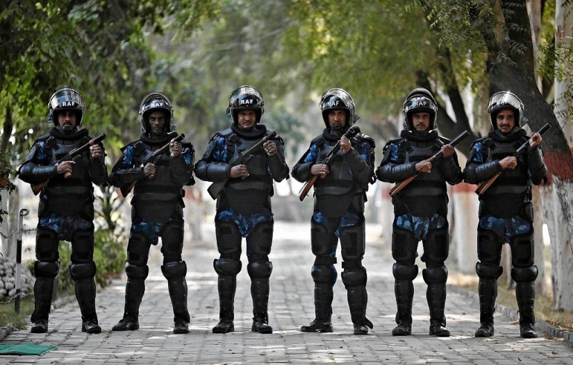 The use of weapons by the police in different countries