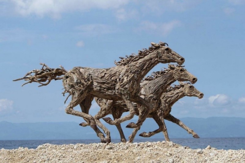These sculptures seem to be alive… You will never believe what they are made of