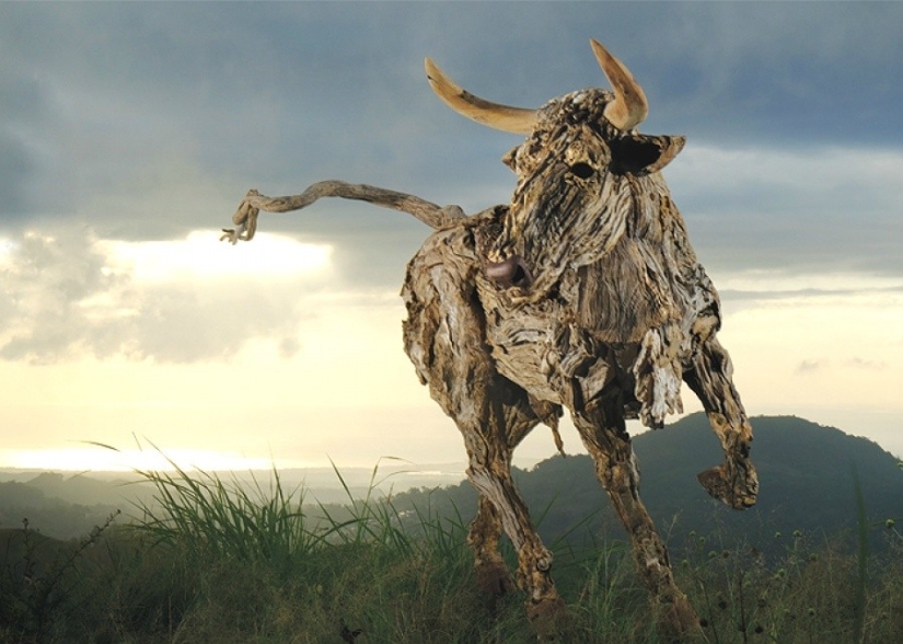 These sculptures seem to be alive… You will never believe what they are made of