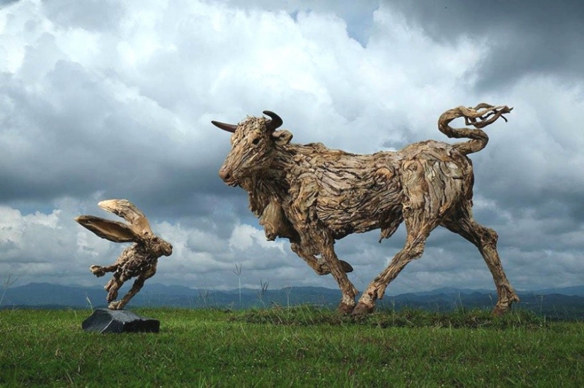 These sculptures seem to be alive… You will never believe what they are made of