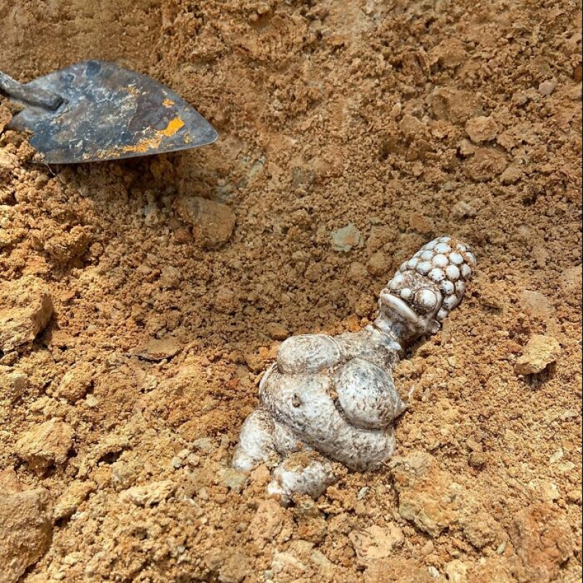 This Artist Uses Recognizable Pop Characters To Create Fake Ancient Artifacts (Part2) This Artist Uses Recognizable Pop Characters To Create Fake Ancient Artifacts (Part2)