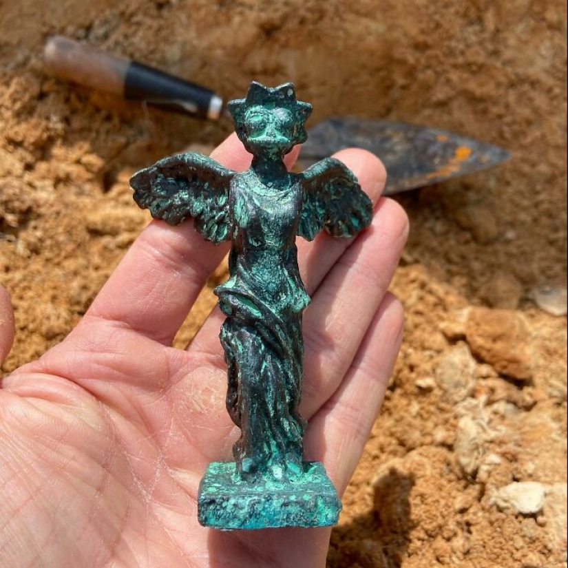 This Artist Uses Recognizable Pop Characters To Create Fake Ancient Artifacts (Part2) This Artist Uses Recognizable Pop Characters To Create Fake Ancient Artifacts (Part2)