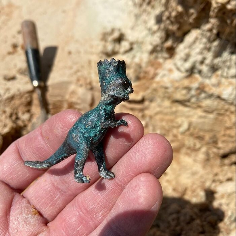 This Artist Uses Recognizable Pop Characters To Create Fake Ancient Artifacts (Part2) This Artist Uses Recognizable Pop Characters To Create Fake Ancient Artifacts (Part2)