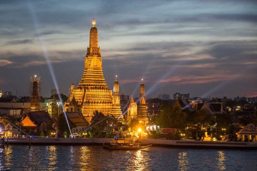 This family sold their house and cars to travel around the world.