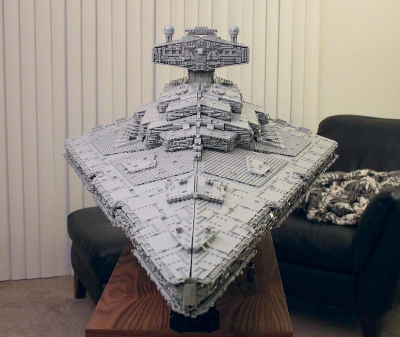 This guy built a Star Wars spaceship out of Lego