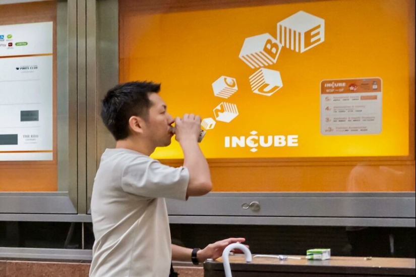 This Photographer Captured Funny Accidental Images While Strolling Through The Streets This Photographer Captured Funny Accidental Images While Strolling Through The Streets