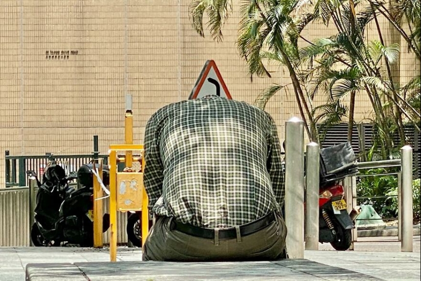 This Photographer Captured Funny Accidental Images While Strolling Through The Streets This Photographer Captured Funny Accidental Images While Strolling Through The Streets