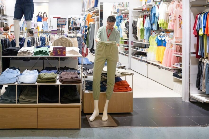 This Photographer Captured Funny Accidental Images While Strolling Through The Streets This Photographer Captured Funny Accidental Images While Strolling Through The Streets