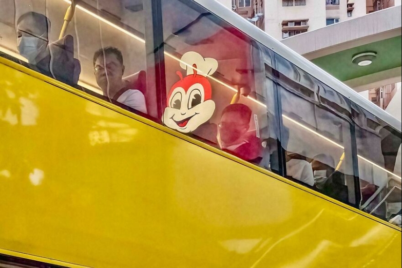 This Photographer Captured Funny Accidental Images While Strolling Through The Streets This Photographer Captured Funny Accidental Images While Strolling Through The Streets