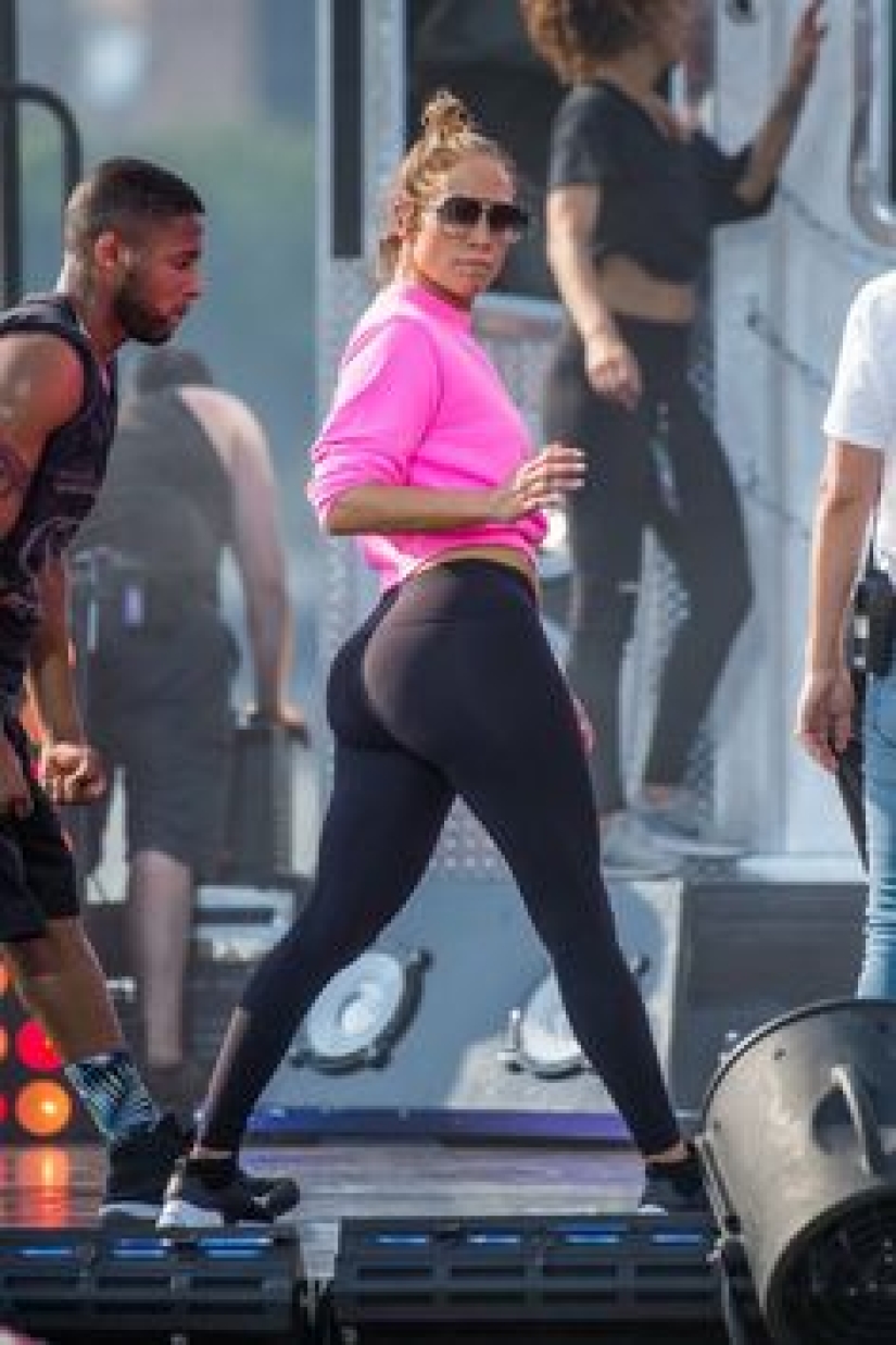 This video will definitely make you go to the sport: how Jennifer Lopez maintains her figure