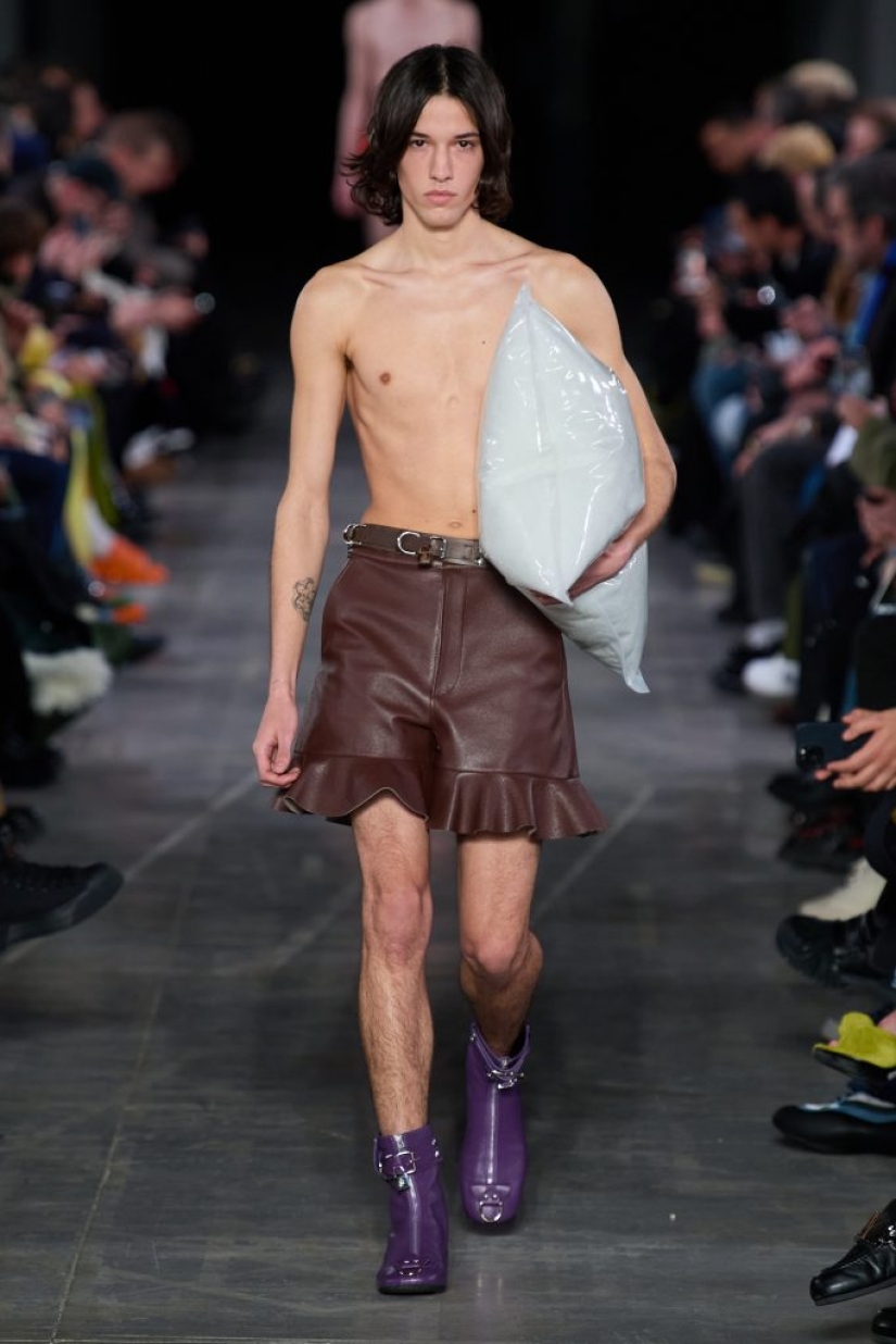 Tired? Then you definitely need a pillow bag like on the JW Anderson and Louis Vuitton shows. Tired? Then you definitely need a pillow bag like on the JW Anderson and Louis Vuitton shows.