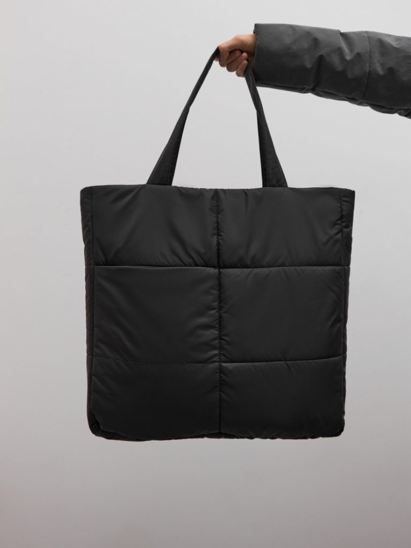 Tired? Then you definitely need a pillow bag like on the JW Anderson and Louis Vuitton shows. Tired? Then you definitely need a pillow bag like on the JW Anderson and Louis Vuitton shows.