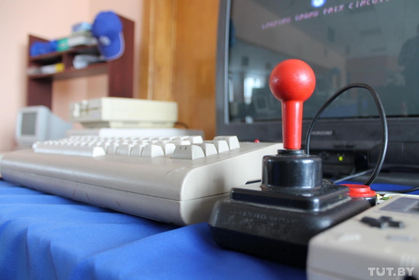 Tocamos y lloramos: una exposición de computadoras viejas