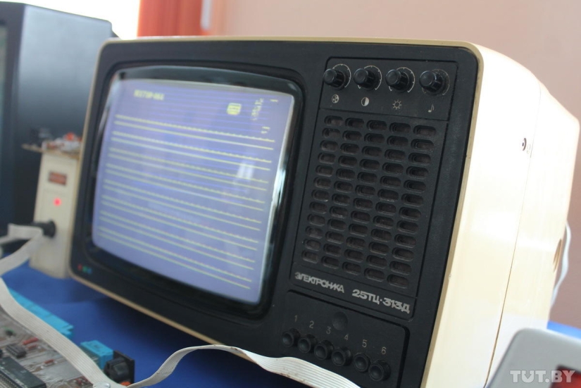 Tocamos y lloramos: una exposición de computadoras viejas