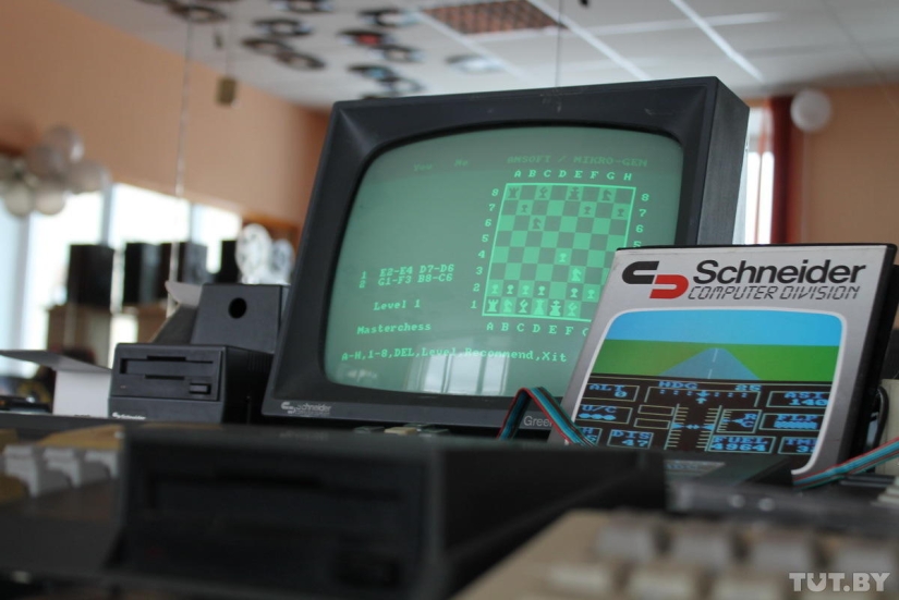 Tocamos y lloramos: una exposición de computadoras viejas