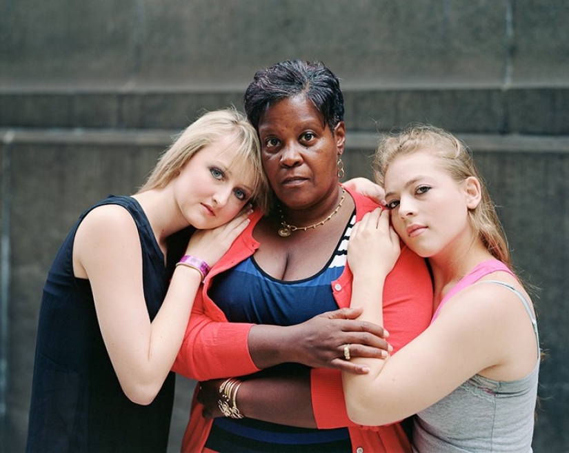 Tocar a extraños: Los extraños se abrazan Tocar a extraños: Los extraños se abrazan