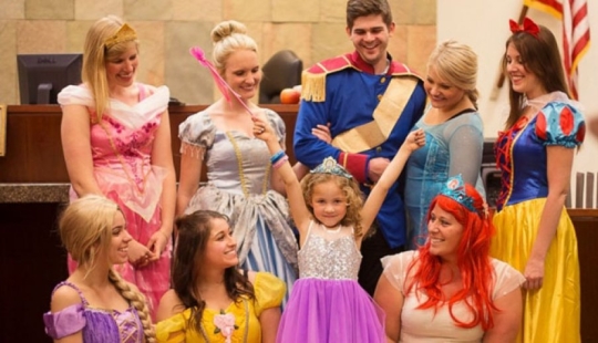 Toda la sala del tribunal se vistió con disfraces de personajes de Disney para apoyar a una niña de 5 años