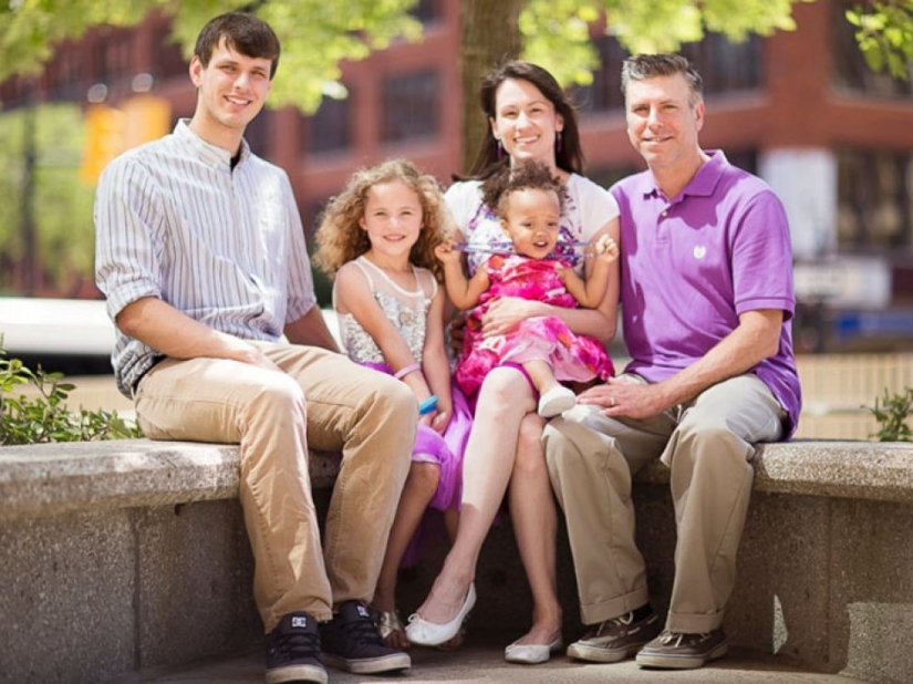 Toda la sala del tribunal se vistió con disfraces de personajes de Disney para apoyar a una niña de 5 años