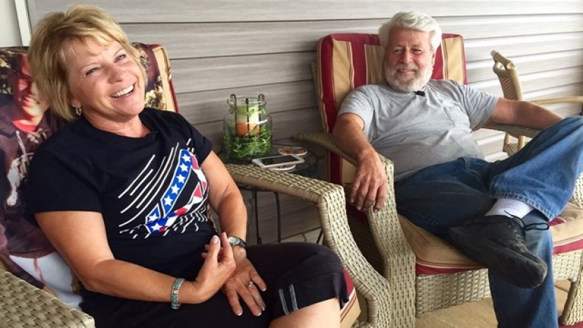 Todos los días este viejo perro camina 6 kilómetros para saludar a la gente