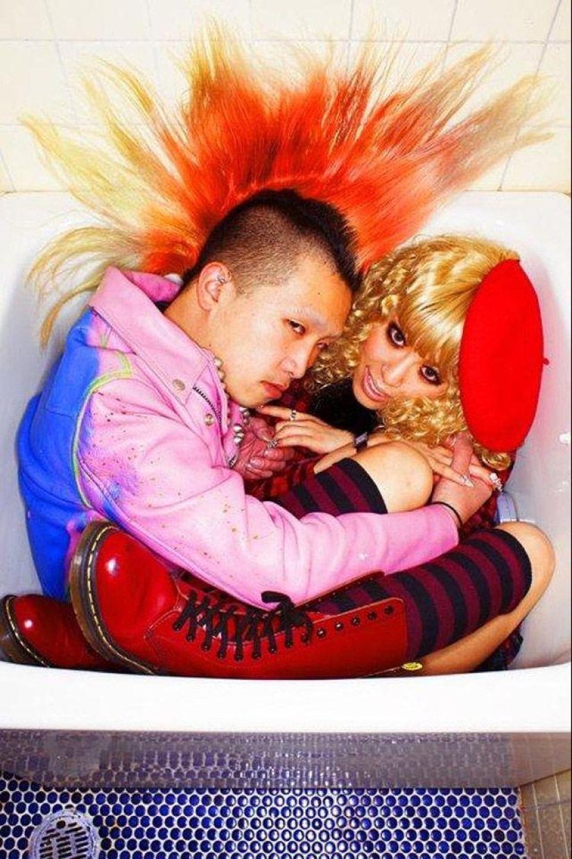 Tokyo couples in their own bathrooms Tokyo couples in their own bathrooms