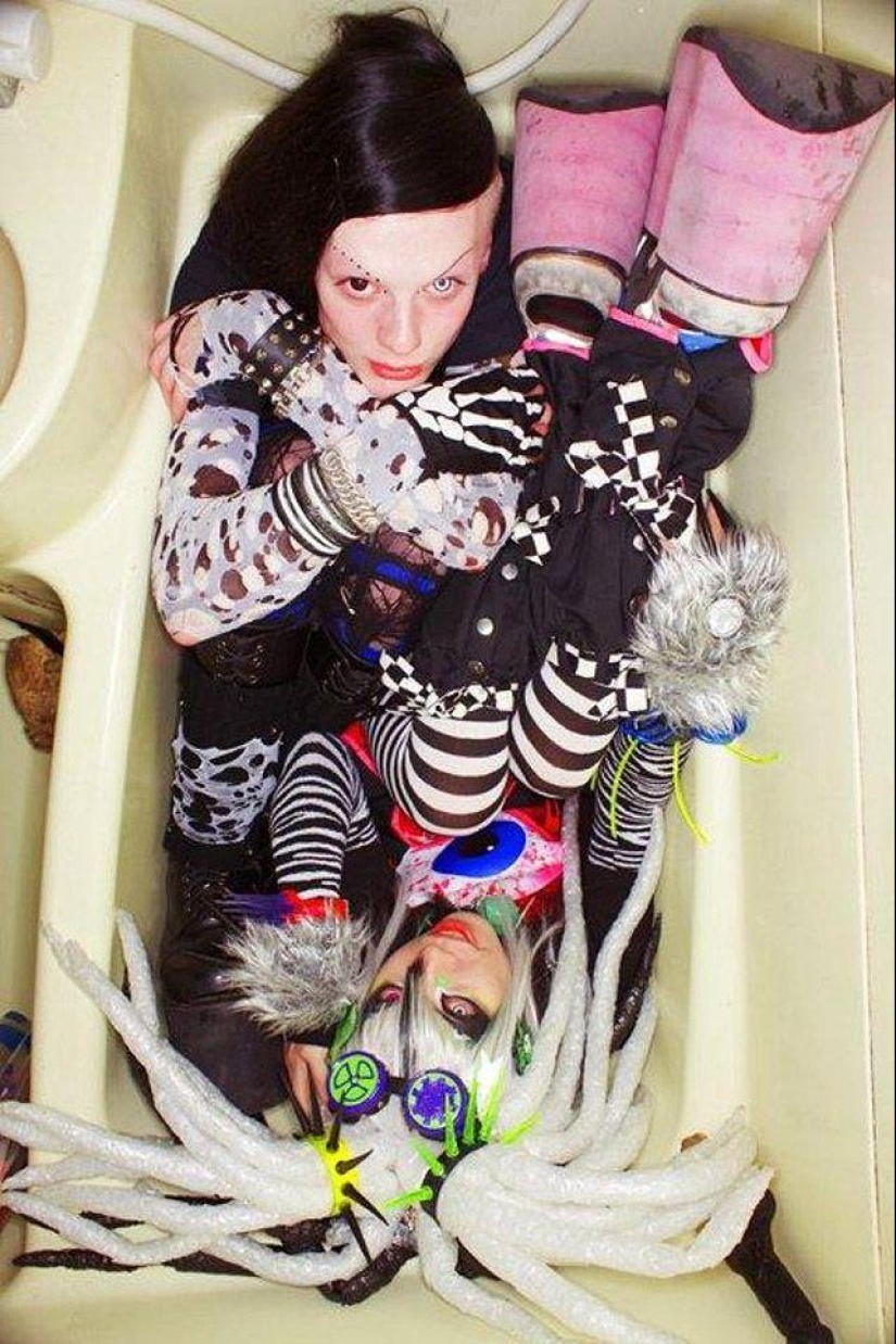 Tokyo couples in their own bathrooms Tokyo couples in their own bathrooms