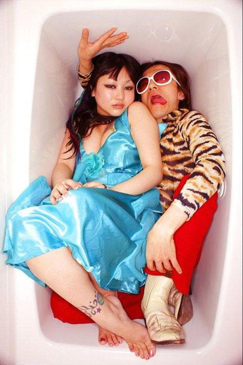 Tokyo couples in their own bathrooms Tokyo couples in their own bathrooms