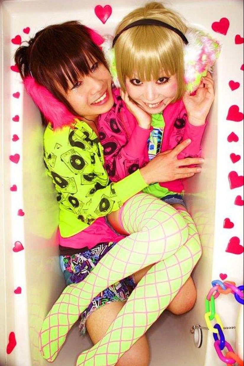 Tokyo couples in their own bathrooms Tokyo couples in their own bathrooms