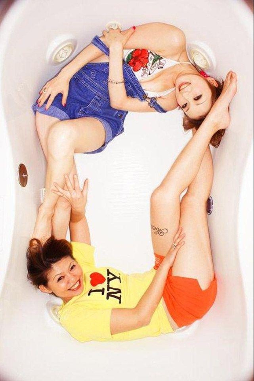 Tokyo couples in their own bathrooms Tokyo couples in their own bathrooms