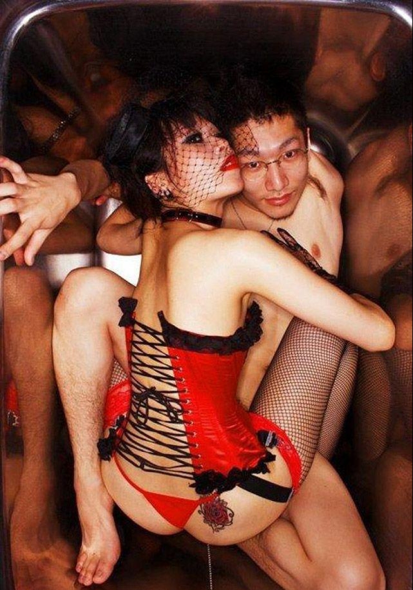 Tokyo couples in their own bathrooms Tokyo couples in their own bathrooms