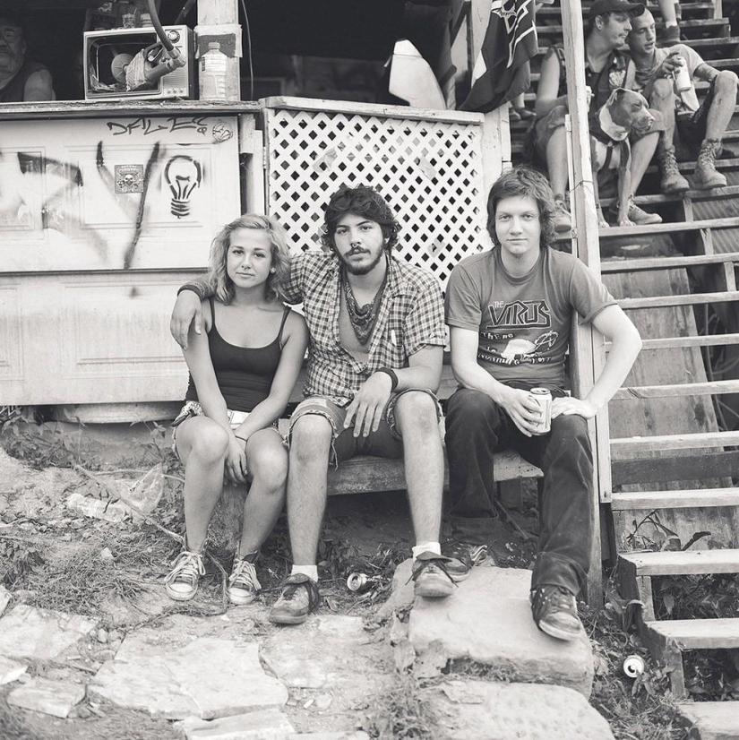 Tomando un descanso de la basura y el frenesí en el festival de skate anarquista