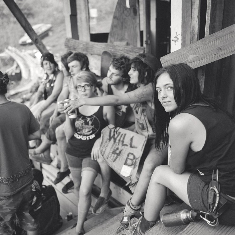 Tomando un descanso de la basura y el frenesí en el festival de skate anarquista