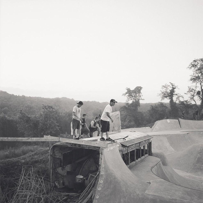 Tomando un descanso de la basura y el frenesí en el festival de skate anarquista