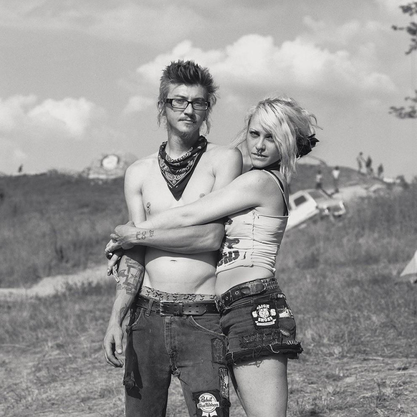 Tomando un descanso de la basura y el frenesí en el festival de skate anarquista