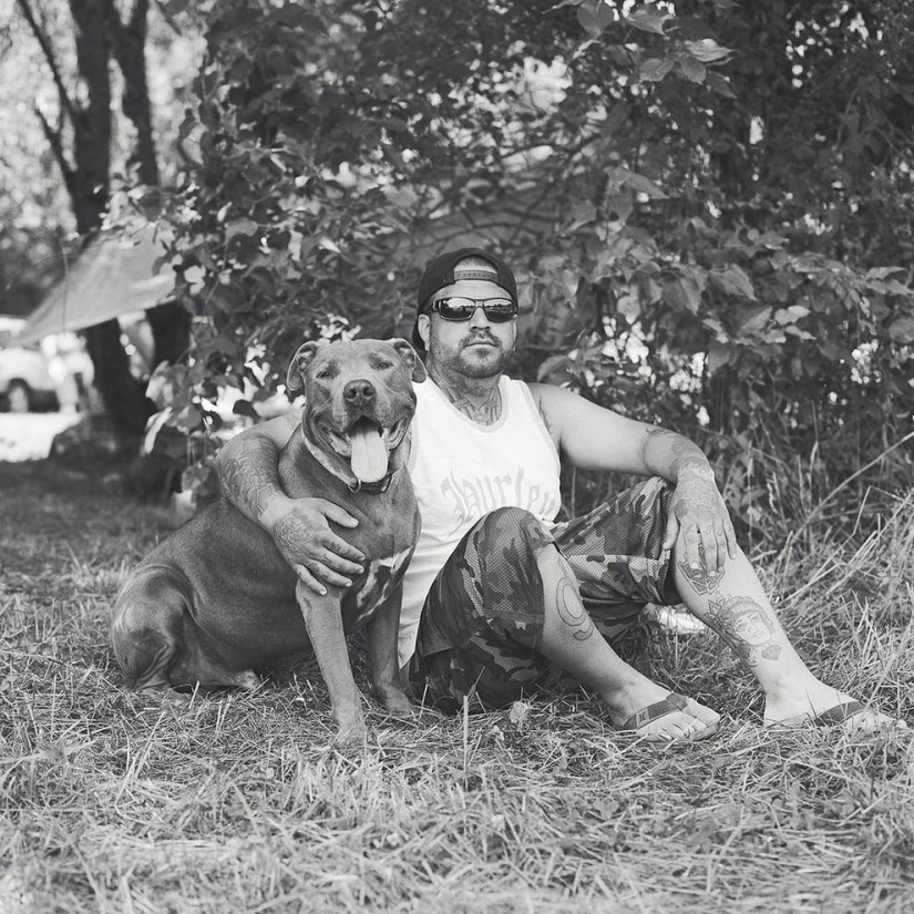 Tomando un descanso de la basura y el frenesí en el festival de skate anarquista