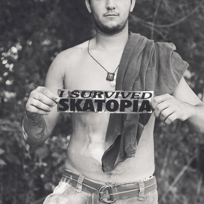 Tomando un descanso de la basura y el frenesí en el festival de skate anarquista