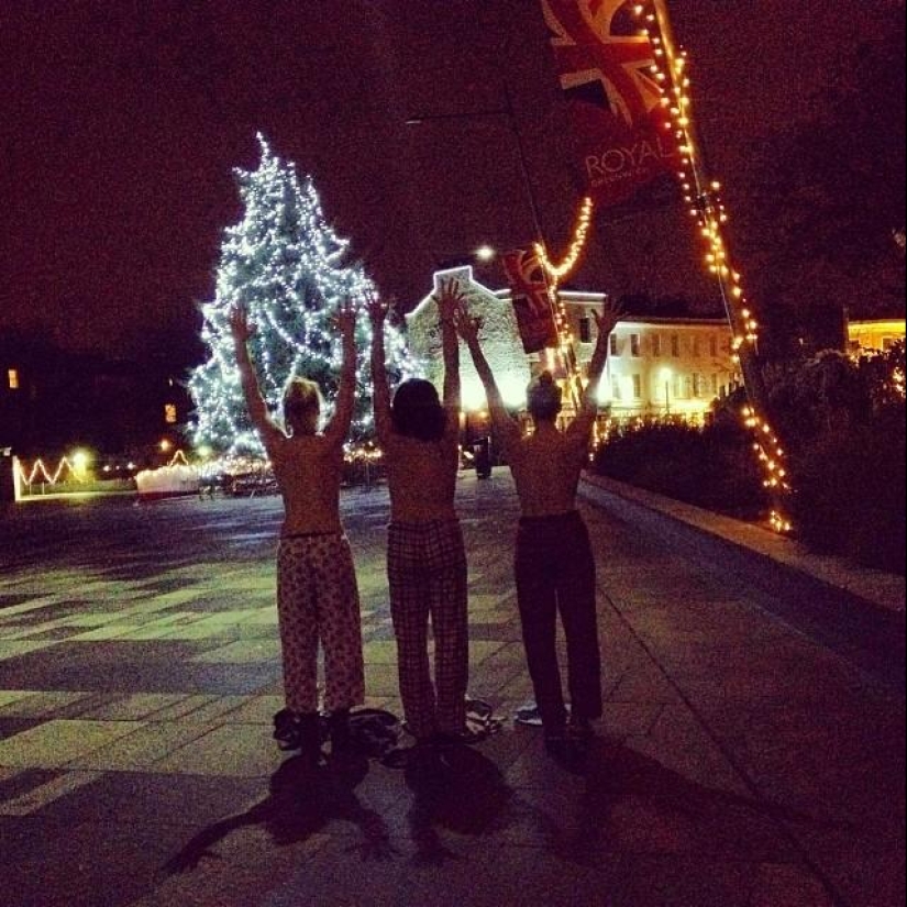 Topless is the new trend for vacation photos