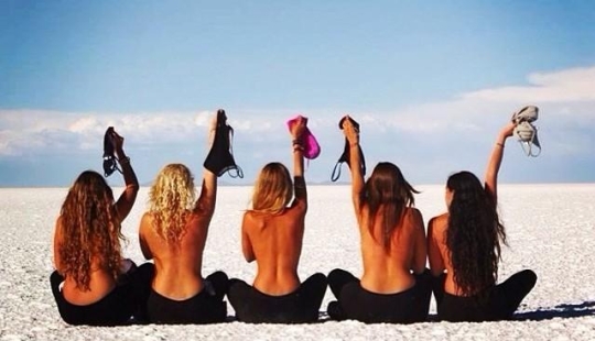 Topless is the new trend for vacation photos