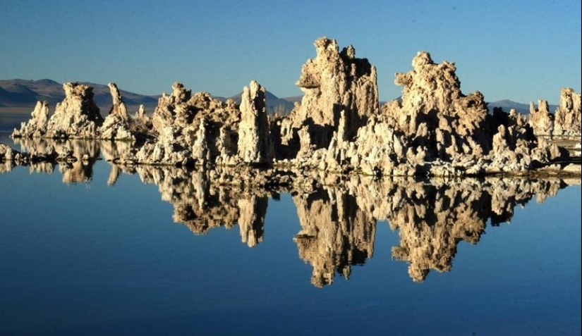 Torres Mágicas del Lago Mono Torres Mágicas del Lago Mono