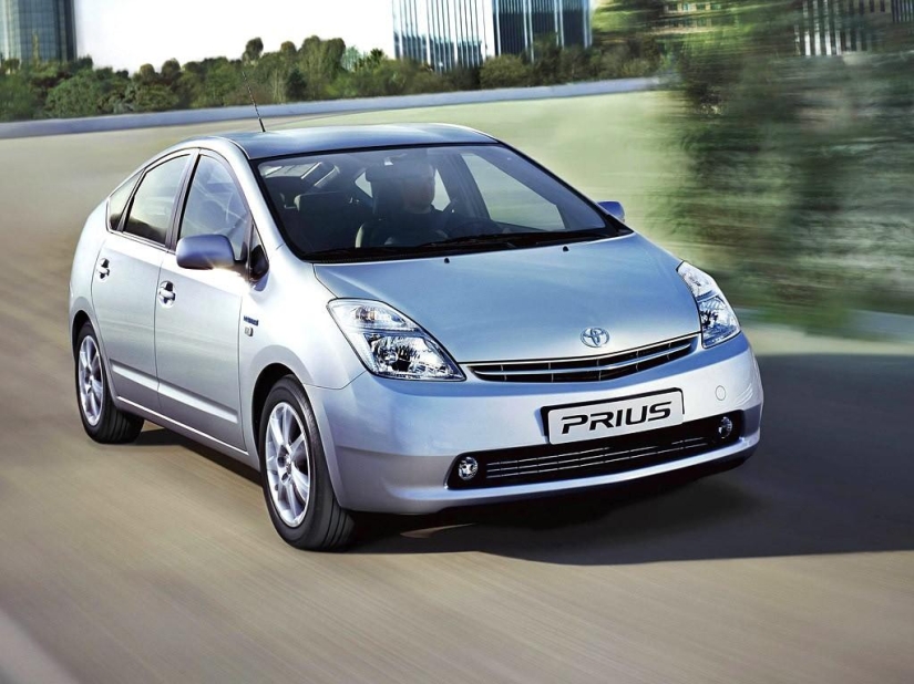 Toyota History: from Looms to Cars Toyota History: from Looms to Cars