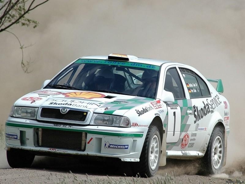 Típicos coches de masas en… ¡rally! Típicos coches de masas en… ¡rally!